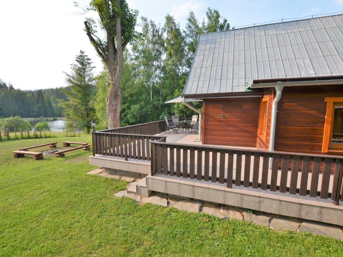Home With Well Kept Fenced In Rice On The Shore Kyjov  Rom bilde